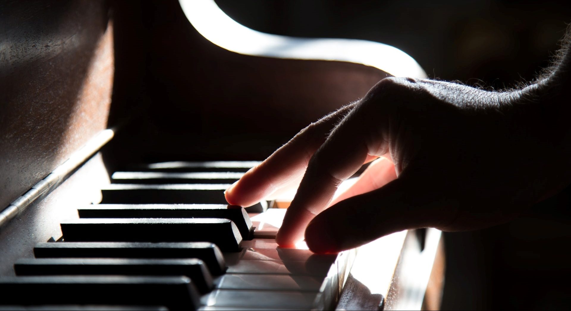 hand playing piano